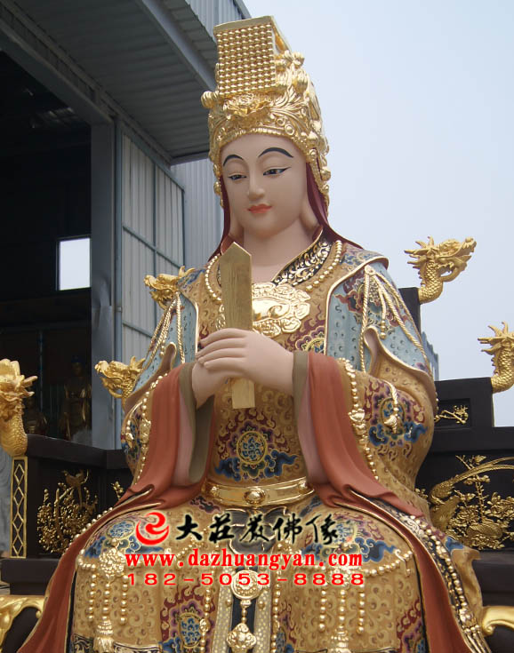 彩绘描金李三娘铜雕塑像侧面近照